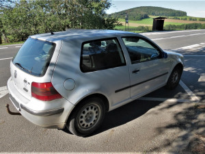 Seniorka zranila silničáře a od nehody ujela, po honičce ji zastavili jeho kolegové