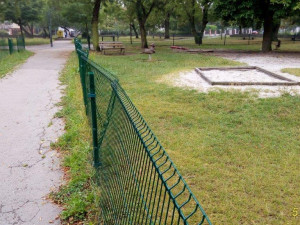 Opravy dětského hřiště Na Hvězdě po brutálním ataku vandalů jdou do finiše