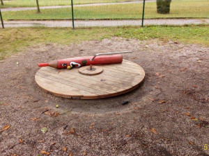 Opravy dětského hřiště Na Hvězdě po brutálním ataku vandalů jdou do finiše