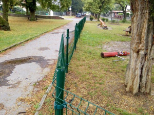 Opravy dětského hřiště Na Hvězdě po brutálním ataku vandalů jdou do finiše