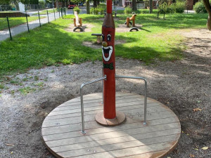 Opravy dětského hřiště Na Hvězdě po brutálním ataku vandalů jdou do finiše