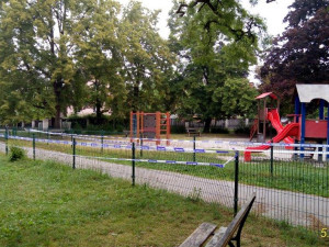 Opravy dětského hřiště Na Hvězdě po brutálním ataku vandalů jdou do finiše