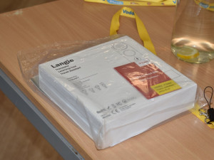 Hlasový překladač předávala učitelům radní města pro oblast školství Lucie Kantorová