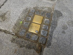 Kameny zmizelých připomínají 24 obětí holocaustu