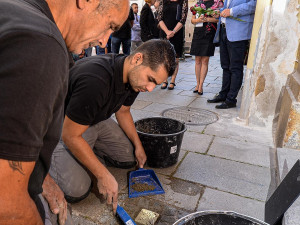 Kameny zmizelých připomínají 24 obětí holocaustu