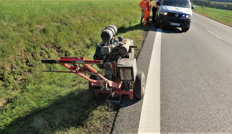Řidička narazila do této frézy, se kterou pracoval silničář