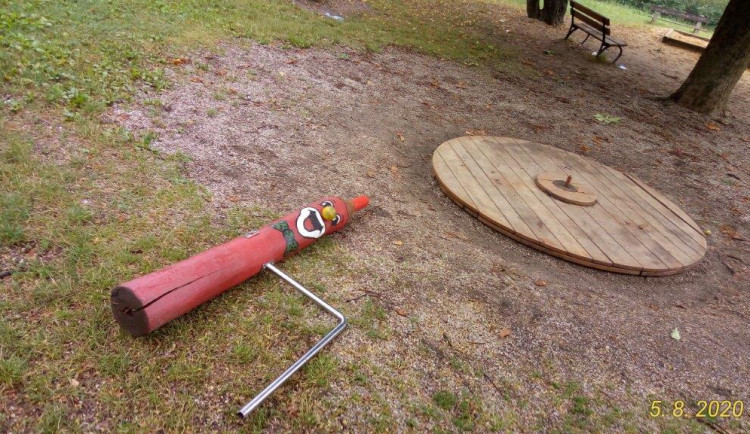 Vandalové zničili dětský kolotoč