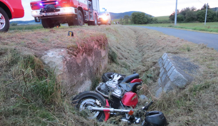 Motorka skončila v příkopu po nárazu do mostku, měla horký motor a zařazený kvalt