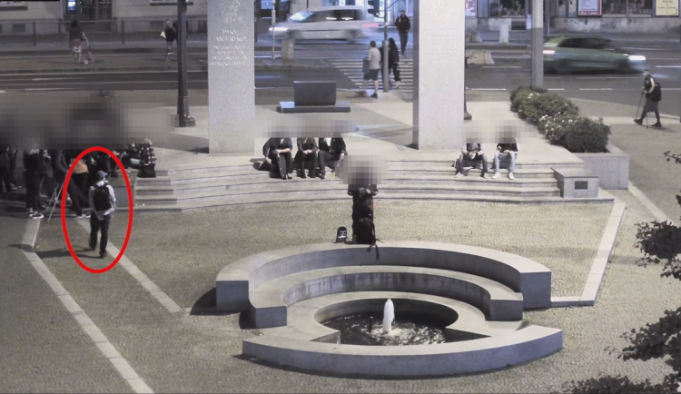 VIDEO: V jedné ruce lahev, ve druhé nůž. Opilec ohrožoval lidi v centru města