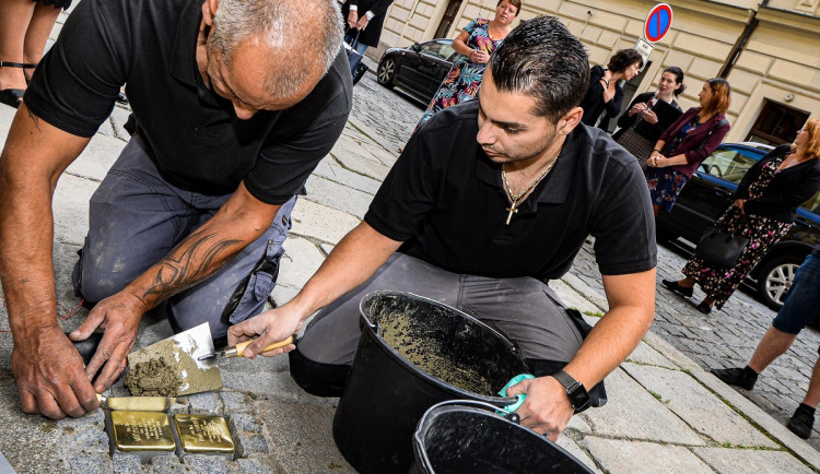 Kameny zmizelých připomínají 24 obětí holocaustu