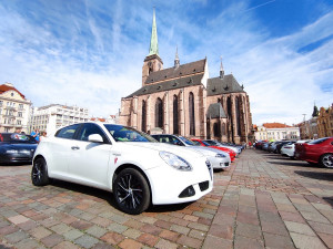 Nablýskané italské vozy obsadily náměstí v Republiky v Plzni, přijelo jich 170