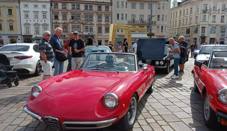 Nablýskané italské vozy obsadily náměstí v Republiky v Plzni, přijelo jich 170