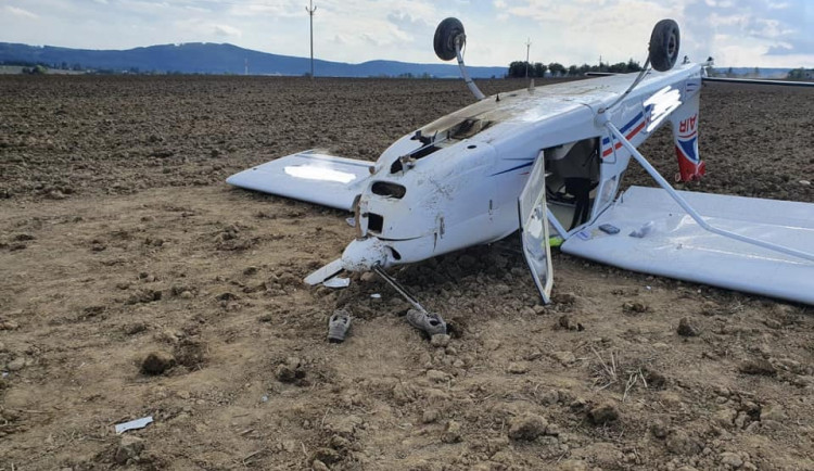 U dálnice D5 spadlo letadlo, jeden z cestujících je ve vážném stavu