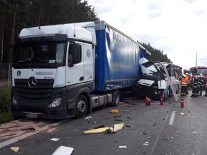 Šestatřicetiletá žena zahynula v autobusu, který u Sulkova narazil do odstaveného kamionu