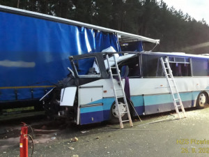 Šestatřicetiletá žena zahynula v autobusu, který u Sulkova narazil do odstaveného kamionu