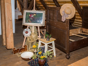 Vyhozené věci dostaly šanci na druhý život, vznikla unikátní výstava a sbírka pro zvířátka