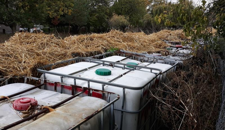 Policie stíhá dva muže za ilegální skládku nebezpečných chemikálií v Bučevsi na Jičínsku