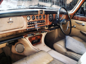 Neznámý pachatel odcizil z garáže v obci na Plzeňsku zlatého jaguára z roku 1968