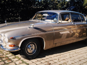 Neznámý pachatel odcizil z garáže v obci na Plzeňsku zlatého jaguára z roku 1968