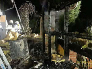 Plameny na Plzeňsku zničily pergolu s udírnou a poškodily dům, na Domažlicku shořel harvestor