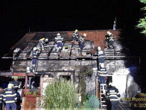 Ranní požár na severním  zničil pergolu s udírnou a poškodil i rodinný dům