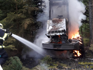 V lese na Domažlicku shořel harvestor