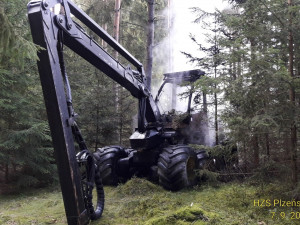 V lese na Domažlicku shořel harvestor
