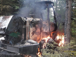 V lese na Domažlicku shořel harvestor