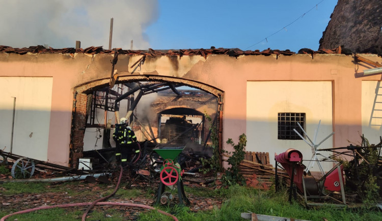 Požár zcela zničil objekt historické stodoly ve které byla umístěna zemědělská expozice