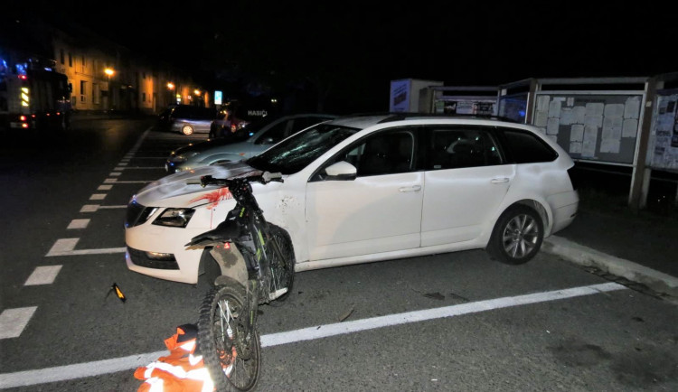 Jezdec na elektrokole narazil do osobního automobilu