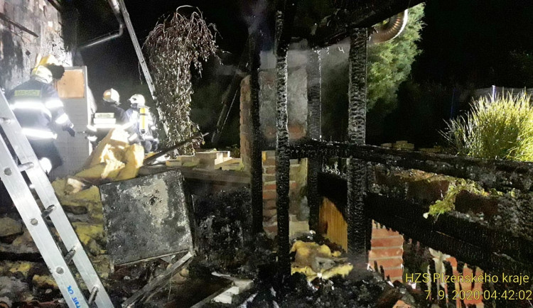 Požár zničil pergolu s udírnou a poškodil i rodinný dům