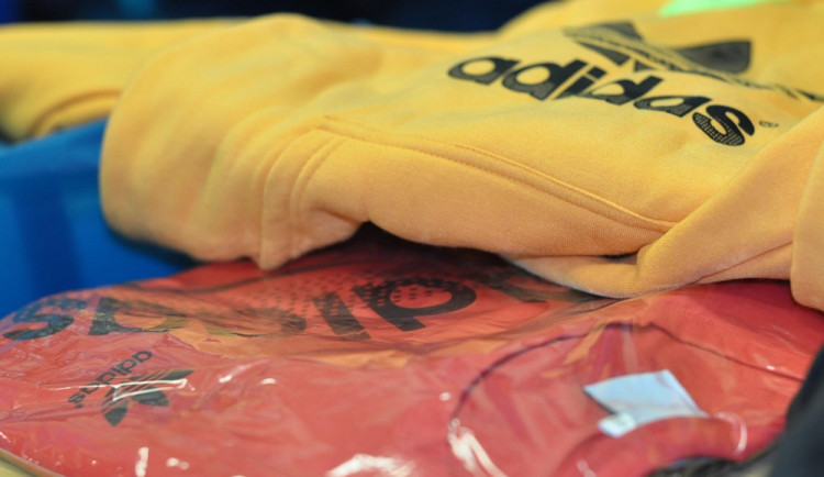 ČOI zajistila při kontrolách padělky za téměř 4 miliony korun. Ve východních Čechách narazila jen na jeden případ