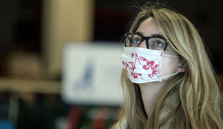 Od čtvrtka budou povinné roušky ve vnitřních prostorách v celém Česku a také ve firmách