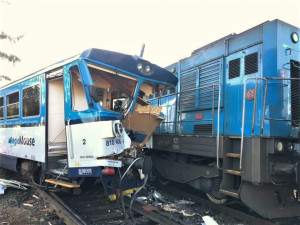 VIDEO: Při střetu osobního vlaku s lokotraktorem ve Kdyni se zranilo 19 osob