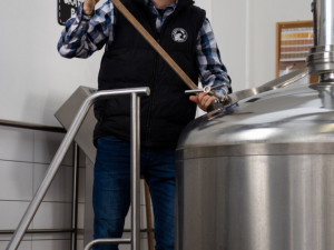 Náš název je velká přednost, říká sládek pivovaru Nachmelená opice Michal Kuřec