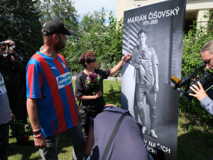 Fanoušci se loučí na pohřbu s oblíbeným hráčem