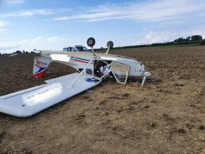 Zemřel muž, který se zranil při pádu letadla na Rokycansku