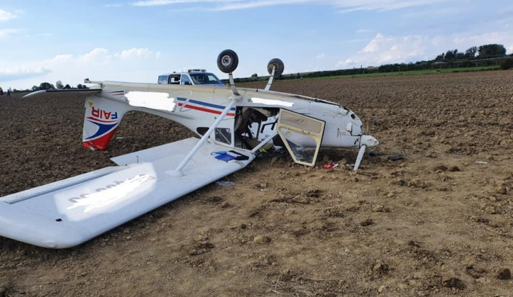 Zemřel muž, který se zranil při pádu letadla na Rokycansku
