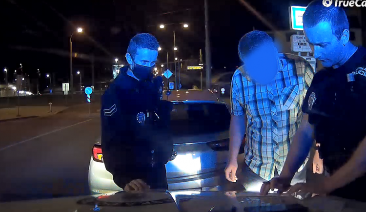 Neznal dopravní značky, pak se vymlouval na kapky proti kašli