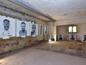 Aktuálně je zde k vidění výstava fotografií Tomáše Třeštíka