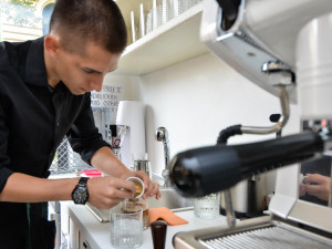 Nadšencům se podařilo přeměnit zdevastovanou kuželkárnu v Centrum cyklistiky
