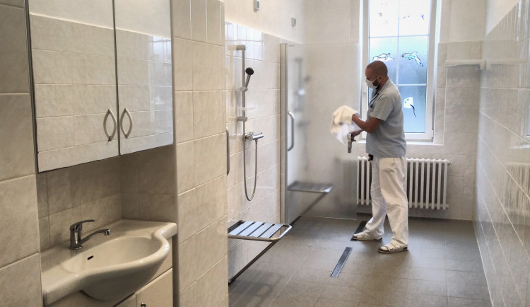 Pacienti s hendikepem se v Horažďovicích dočkali nových umýváren