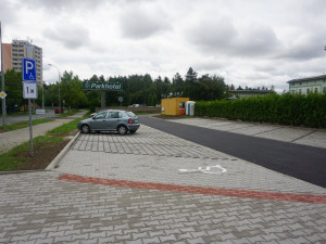 Podařilo se! V ulici U Borského parku je nové parkoviště, které vsakuje dešťovou vodu