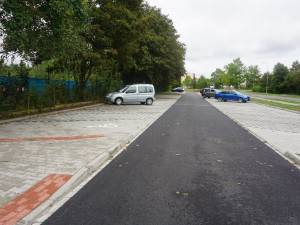 Podařilo se! V ulici U Borského parku je nové parkoviště, které vsakuje dešťovou vodu