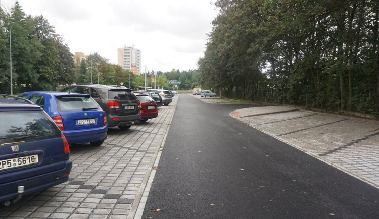 Podařilo se! V ulici U Borského parku je nové parkoviště, které vsakuje dešťovou vodu