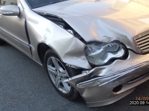 Řidička Mercedesu měla v krvi téměř čtyři promile alkoholu, nabourala dvě další auta