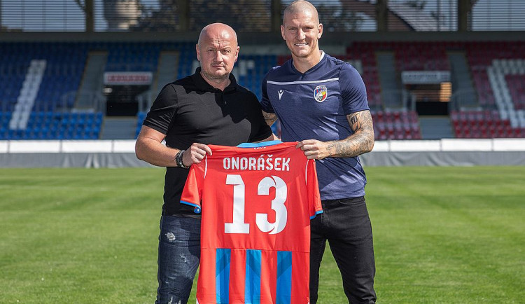 Zdeněk Ondrášek s generálním manažerem klubu Adolfem Šádkem a s novým dresem