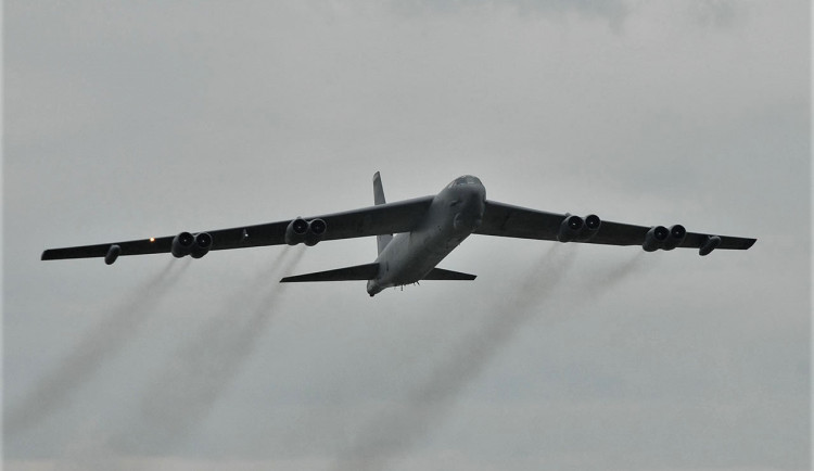 Obří bombardér B-52 čeká 30 hodin letu, přeletí speciálně i nad památníkem Díky, Ameriko!