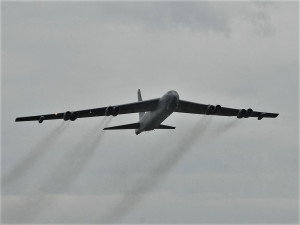 Obří bombardér B-52 čeká 30 hodin letu, přeletí speciálně i nad památníkem Díky, Ameriko!