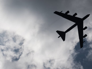 Obří bombardér B-52 čeká 30 hodin letu, přeletí speciálně i nad památníkem Díky, Ameriko!